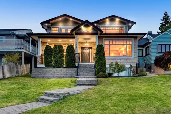 1060 Adderley Street, North Vancouver