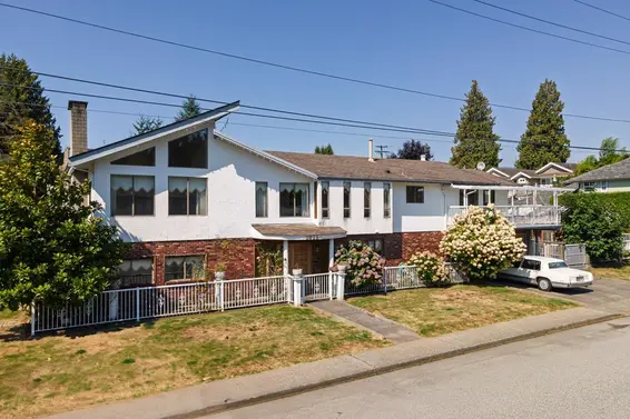2025 St. Andrews Avenue, North Vancouver For Sale - image 1