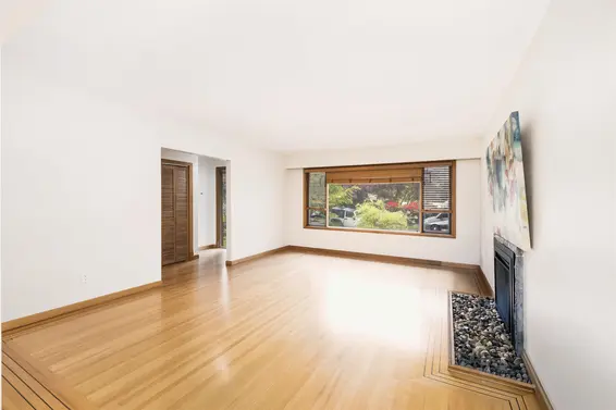 1561 Merlynn Crescent, North Vancouver For Sale - image 7