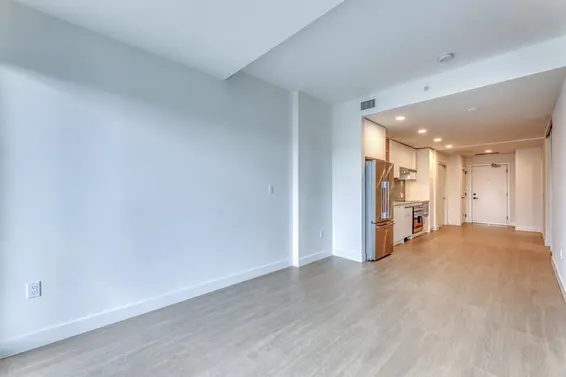 557 422 East 3rd Street, North Vancouver For Sale - image 2