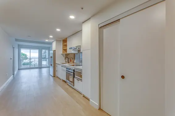 557 422 East 3rd Street, North Vancouver For Sale - image 4