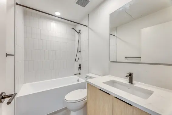 557 422 East 3rd Street, North Vancouver For Sale - image 7