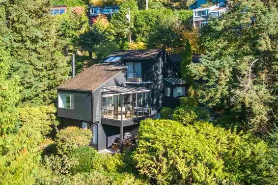 450 Mountain Drive, LIONS BAY