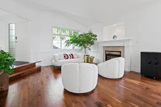 1075 Adderley Street, North Vancouver For Sale - image 3