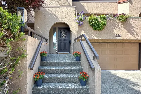 1 226 East 10 Street, North Vancouver For Sale - image 2