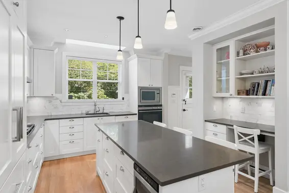 2071 Esquimalt Avenue, West Vancouver For Sale - image 1