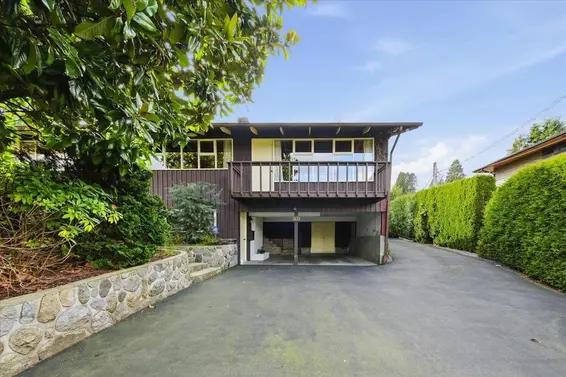 809 Roslyn Boulevard, North Vancouver