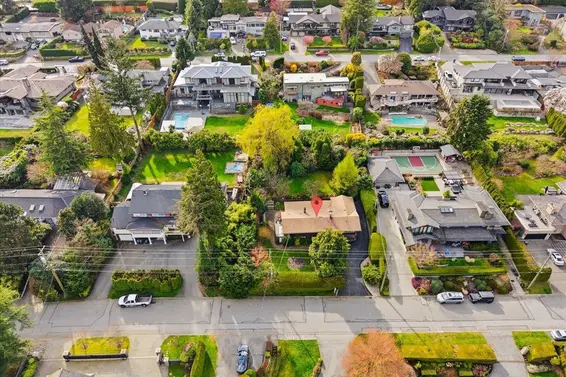 809 Roslyn Boulevard, North Vancouver For Sale - image 2