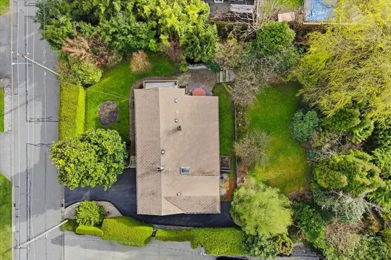 809 Roslyn Boulevard, North Vancouver For Sale - image 3