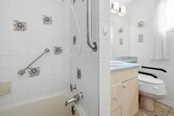 809 Roslyn Boulevard, North Vancouver For Sale - image 31