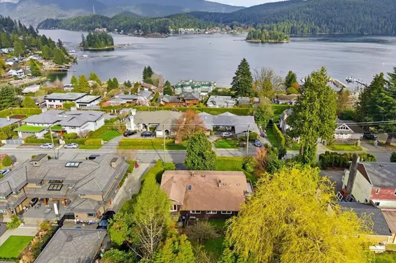 809 Roslyn Boulevard, North Vancouver For Sale - image 4