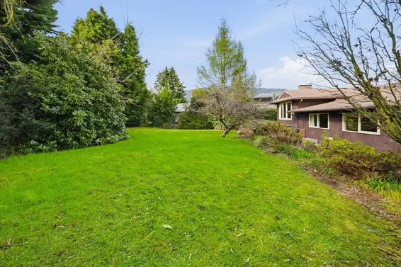 809 Roslyn Boulevard, North Vancouver For Sale - image 8