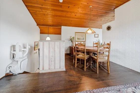 809 Roslyn Boulevard, North Vancouver For Sale - image 9