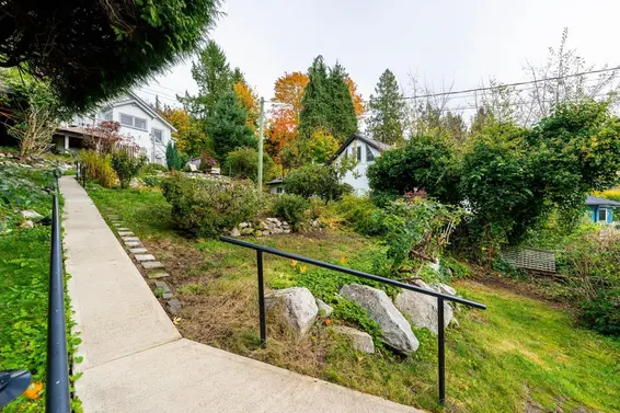 3245 Travers Avenue, West Vancouver For Sale - image 2