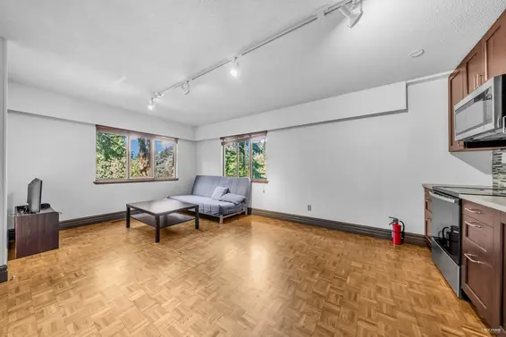 3845 Bayridge Avenue, West Vancouver For Sale - image 10