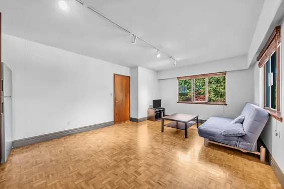 3845 Bayridge Avenue, West Vancouver For Sale - image 11