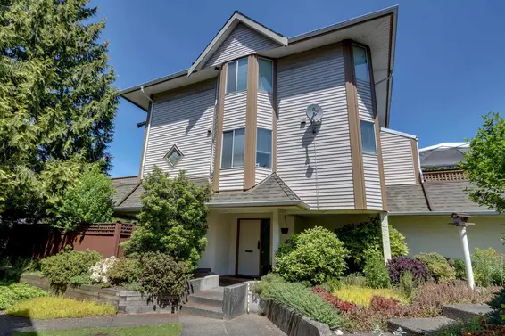 2 348 Bewicke Avenue, North Vancouver
