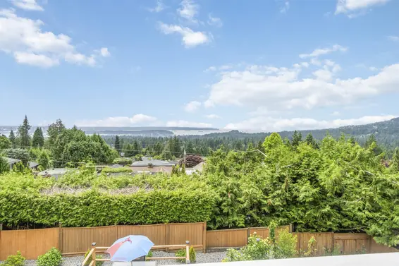 637 Alpine Court, North Vancouver For Sale - image 2