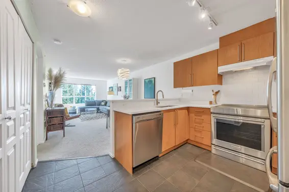 411 1150 East 29th Street, North Vancouver For Sale - image 3
