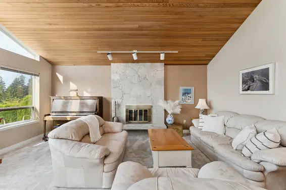 1084 Chamberlain Drive, North Vancouver For Sale - image 3