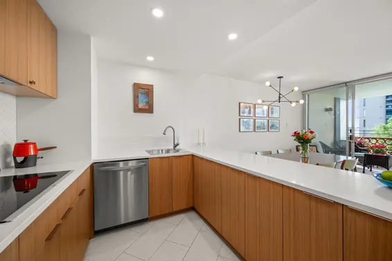 102 2135 Argyle Avenue, West Vancouver For Sale - image 8