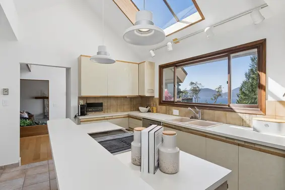 8570 Ansell Place, West Vancouver For Sale - image 13