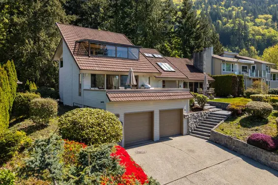 8570 Ansell Place, West Vancouver For Sale - image 2