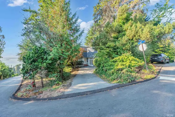 2602 Ottawa Avenue, West Vancouver For Sale - image 40