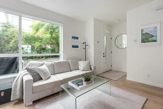 19 533 East 3rd Street, North Vancouver