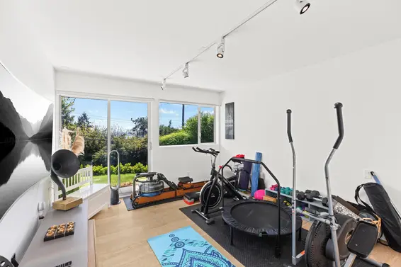 4045 Bayridge Avenue, West Vancouver For Sale - image 23