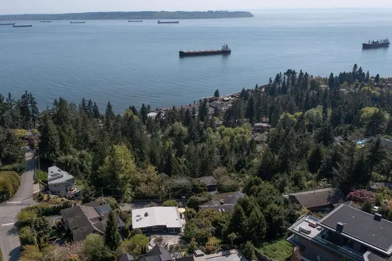 4045 Bayridge Avenue, West Vancouver For Sale - image 4