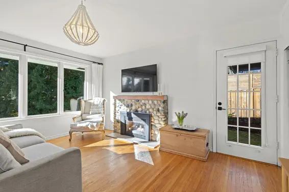 1275 Brantwood Road, North Vancouver For Sale - image 11