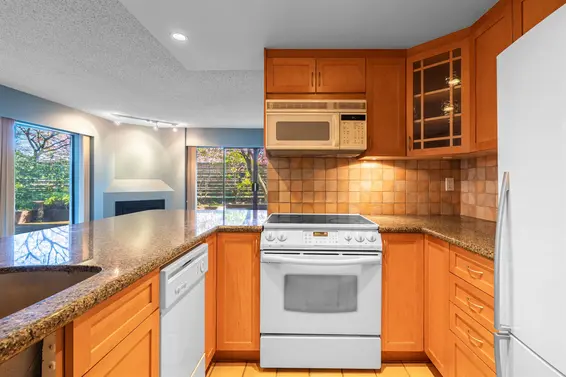 102 747 17th Street, West Vancouver For Sale - image 4