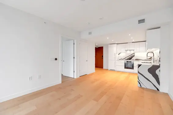 412 135 East 13th Street, North Vancouver For Sale - image 3