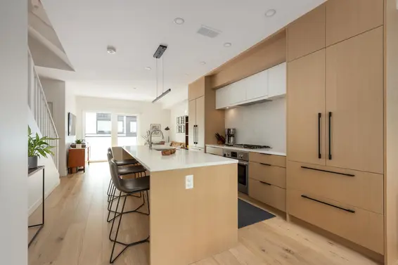 123 649 East 3rd Street, North Vancouver