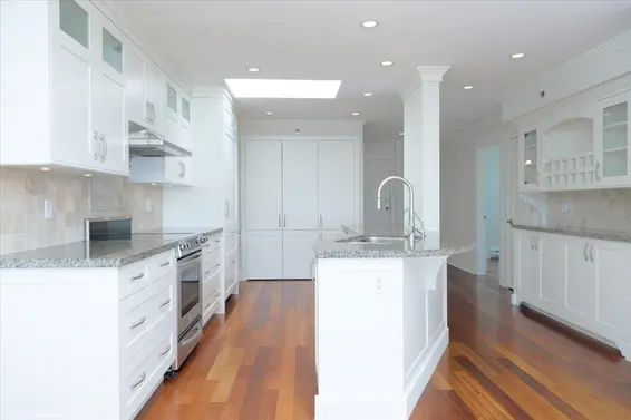 302 2455 Bellevue Avenue, West Vancouver For Sale - image 2
