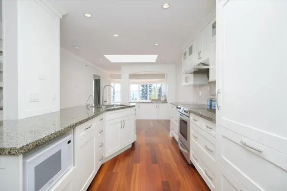 302 2455 Bellevue Avenue, West Vancouver For Sale - image 5