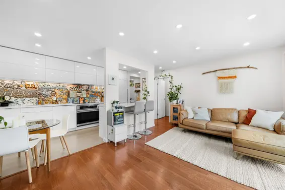 101 241 St. Andrews Avenue, North Vancouver
