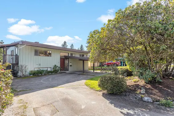 581 Ellis Street, North Vancouver For Sale - image 3