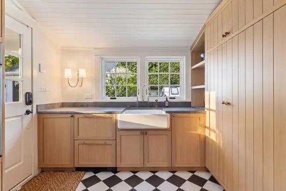 360 East Windsor Road, North Vancouver For Sale - image 11