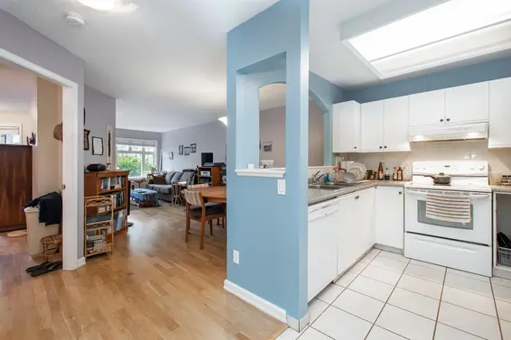 201 2800 Chesterfield Avenue, North Vancouver For Sale - image 4