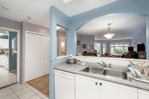 201 2800 Chesterfield Avenue, North Vancouver For Sale - image 6
