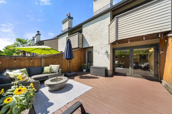 18 220 East 11th Street, North Vancouver