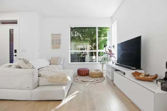 24 533 East 3rd Street, North Vancouver