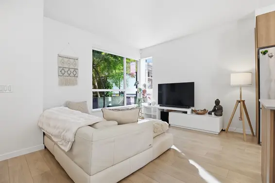 24 533 East 3rd Street, North Vancouver For Sale - image 2