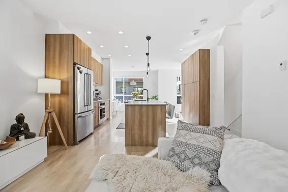 24 533 East 3rd Street, North Vancouver For Sale - image 3