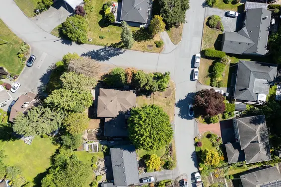 2495 Lauralynn Drive, North Vancouver For Sale - image 2