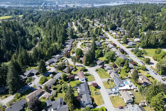 2495 Lauralynn Drive, North Vancouver For Sale - image 4