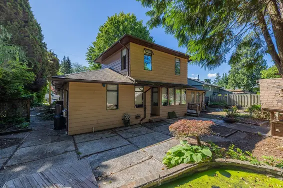2495 Lauralynn Drive, North Vancouver For Sale - image 9