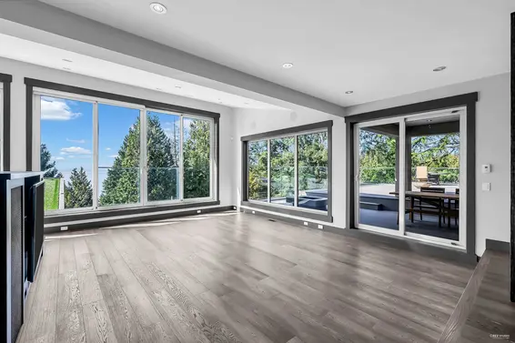 3865 Southridge Avenue, West Vancouver For Sale - image 11